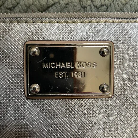 Michal Kors Silver MK LOGO wallet wristlet zipper Jet Set - Picture 9 of 9